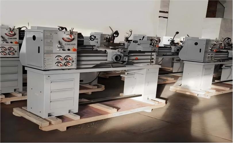 Máy tiện cầm tay đa năng, máy tiện kim loại nhỏ dùng trong xưởng.